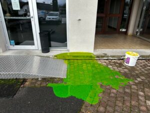 Recherche de fuite avec la méthode d'un colorant traceur