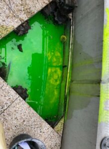 Recherche de fuite avec la méthode d'un colorant traceur.